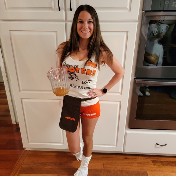 Hooters calendar girl 2017 tank top - Picture 3 of 3